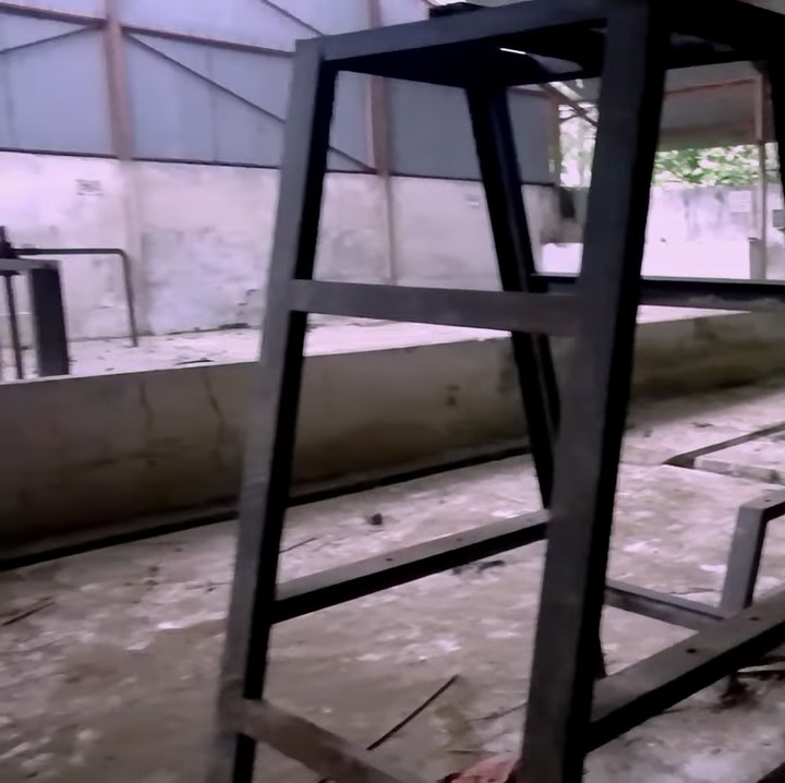 <p>Di dalam pabrik masih terlihat mesin-mesinnya yang dahulu pernah beroperasi nih, Bunda. Tampaknya, alat-alat ini sengaja ditinggalkan, ya. Bagaimana menurut Bunda? (Foto: YouTube Jejak Bang Ibra)</p>