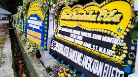 Ratusan Karangan Bunga Penuhi Rumah Dinas Ridwan Kamil