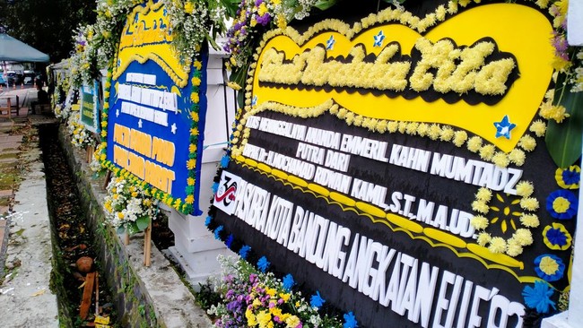Ratusan karangan bunga penuhi rumah dinas Gubernur Jawa Barat Ridwan Kamil usai jenazah Emmeril Kahn Mumtadz ditemukan.