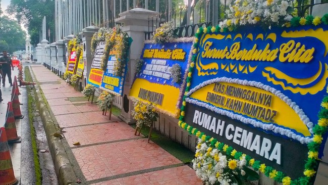 Karangan bunga itu berisi ucapan dukacita atas wafatnya Emmeril Kahn Mumtadz atau Eril.
