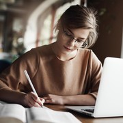 Bingung Bagi Waktu Antara Kuliah dan Freelance? Ini Kiat Bijak untuk Kamu Biar Tetap Balance!