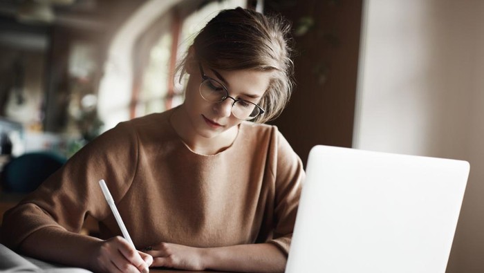 Bingung Bagi Waktu Antara Kuliah dan Freelance? Ini Kiat Bijak untuk Kamu Biar Tetap Balance!