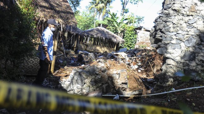 BNPB melaporkan sebanyak 6.031 kepala keluarga (KK) atau 18.873 warga terdampak banjir dan longsor di Garut, Jawa Barat.