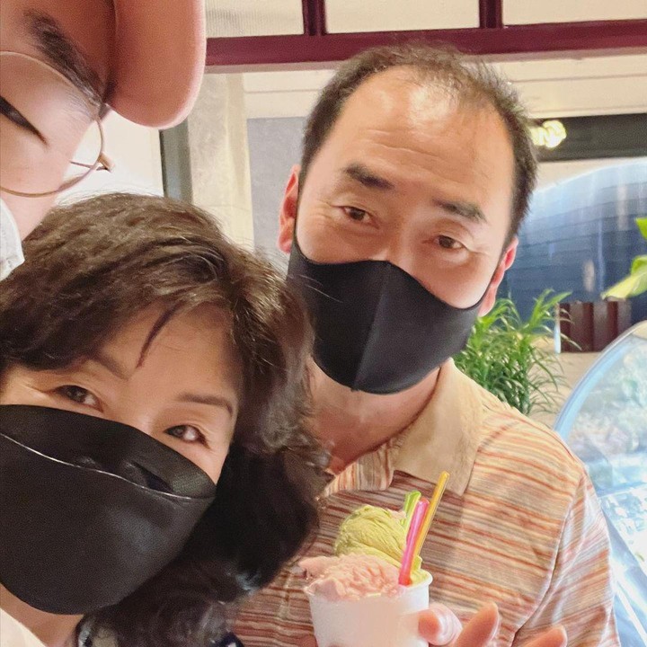 <p>Jesse Choi juga memperlihatkan potret kedekatannya dengan orang tua. Keluarga mereka tampak sangat kompak, bahkan ketika sedang jalan-jalan sambil menikmati es krim. So sweet! (Foto: Instagram @jessechoi_)</p>