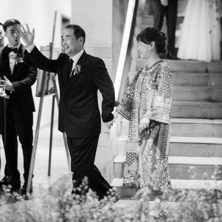 <p>Dalam potret yang diunggah Jesse Choi, orang tuanya langsung menjadi sorotan warganet. Banyak yang berharap mendapatkan mertua seperti mereka. (Foto: Instagram @jessechoi_)</p>