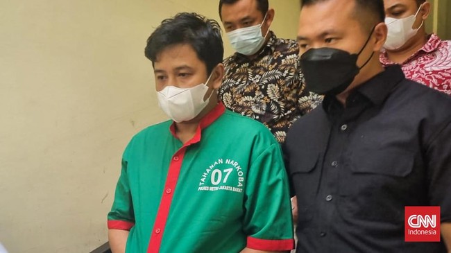 Polisi pun telah menetapkan gitaris Kahitna Andrie Bayuajie sebagai tersangka penyalagunaan narkoba jenis psikotropika golongan IV, yakni Valdimex Diazepam.