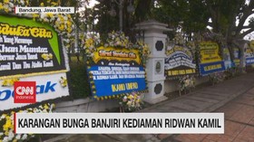 VIDEO: Karangan Bunga Banjiri Kediaman Ridwan Kamil