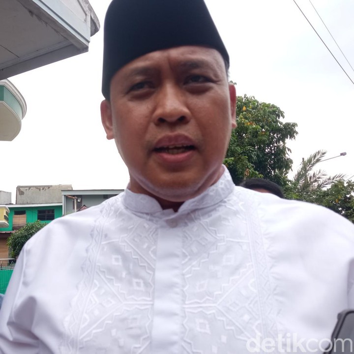 <p>"Ini adalah bagian empati yang diberikan oleh warga Bekasi kepada pemimpinnya yang hari ini sedang berduka," ucap Tri.  (Foto: Fakhri Fadlurrohman/detikcom)</p>