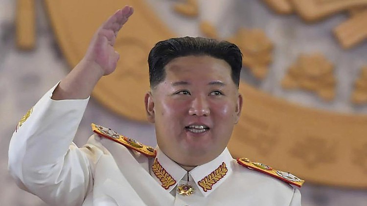 Pemimpin Korea Utara Kim Jong-Un FILE - In this photo provided by the North Korean government, North Korean leader Kim Jong Un, center, watches a military parade to mark the 90th anniversary of North Korea's army at the Kim Il Sung Square in Pyongyang, North Korea on April 25, 2022. Kim sent a letter congratulating Queen Elizabeth II and the British people for her 70 years on the throne, the North's Foreign Ministry said Thursday, June 2, 2022. Independent journalists were not given access to cover the event depicted in this image distributed by the North Korean government. The content of this image is as provided and cannot be independently verified. Korean language watermark on image as provided by source reads: