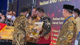 Realisasi APBD Tertinggi, Pemprov Kepri Terima Penghargaan Mendagri