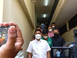 Penampakan Musisi AB Berbaju Tahanan Usai Diciduk Terkait Psikotropika