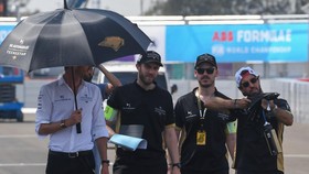 FOTO: Pembalap Formula E Kepanasan Saat Track Walk di Sirkuit Ancol