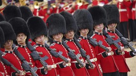 Mengapa Pasukan Kerajaan Inggris Pakai Topi Tinggi dan Berbulu?