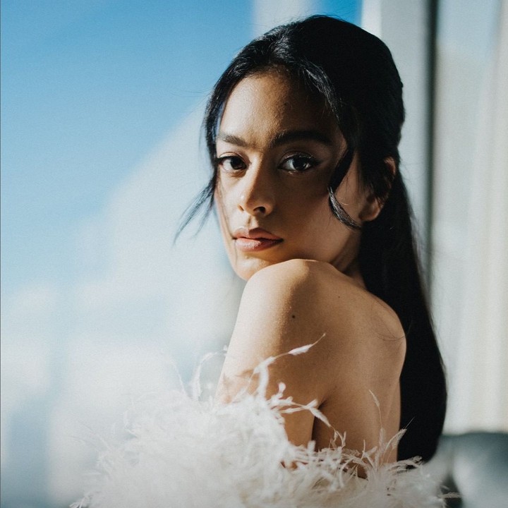 <p>Enggak sampai di situ, wanita berusia 29 tahun itu melengkapi penampilannya dengan veil. Rambutnya dibiarkan terurai. (Foto: Instagram @thebridestory)<br /><br /><br /></p>