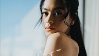 <p>Enggak sampai di situ, wanita berusia 29 tahun itu melengkapi penampilannya dengan veil. Rambutnya dibiarkan terurai. (Foto: Instagram @thebridestory)<br /><br /><br /></p>