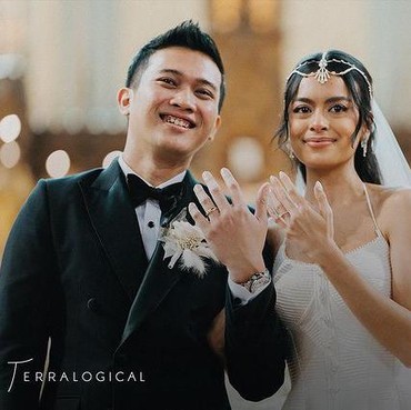 8 Momen Bahagia Penuh Haru Upacara Pernikahan Eva Celia & Demas