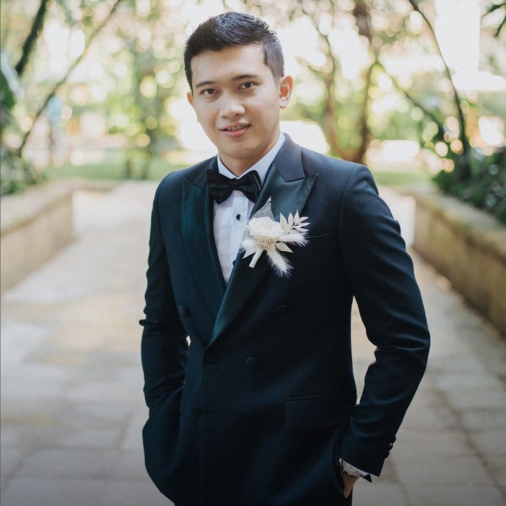<p>Demas juga tak kalah menarik perhatian nih, Bunda. Dibalut outfit serba hitam, musisi jazz ini terlihat tampan dan menawan dalam potret ini, ya? (Foto: Instagram @thebridestory)<br /><br /><br /></p>
