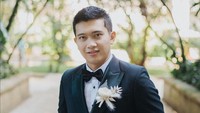 <p>Demas juga tak kalah menarik perhatian nih, Bunda. Dibalut outfit serba hitam, musisi jazz ini terlihat tampan dan menawan dalam potret ini, ya? (Foto: Instagram @thebridestory)<br /><br /><br /></p>