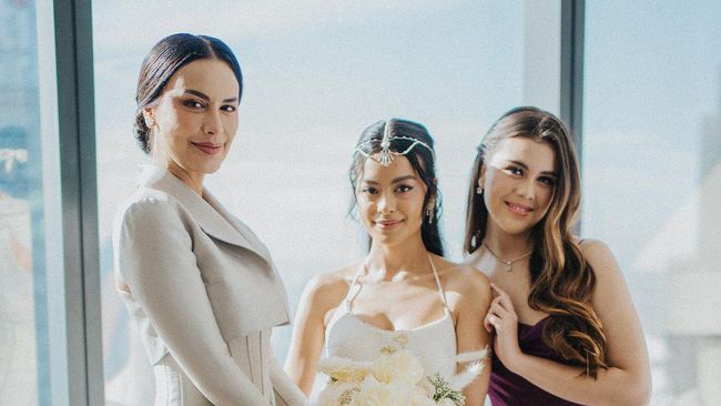 Di pernikahan Eva dan Demas bukan cuma Eva saja yang terlihat memesona. Sang ibu, Sophia Latjuba juga tak kalah mencuri perhatian.
