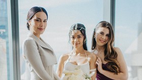 Gaya Sophia Latjuba yang Curi Perhatian di Pernikahan Eva Celia