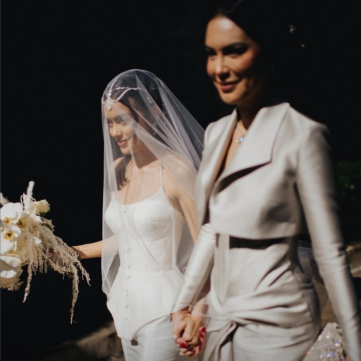 <p>Sambil menggandeng sang putri, penampilan Sophia Latjuba juga menjadi sorotan. Ia mengenakan blazer berwarna senada dengan gaun di bagian dalamnya. (Foto: Instagram @thebridestory)</p>