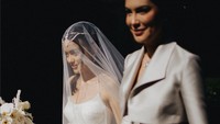 <p>Sambil menggandeng sang putri, penampilan Sophia Latjuba juga menjadi sorotan. Ia mengenakan blazer berwarna senada dengan gaun di bagian dalamnya. (Foto: Instagram @thebridestory)</p>