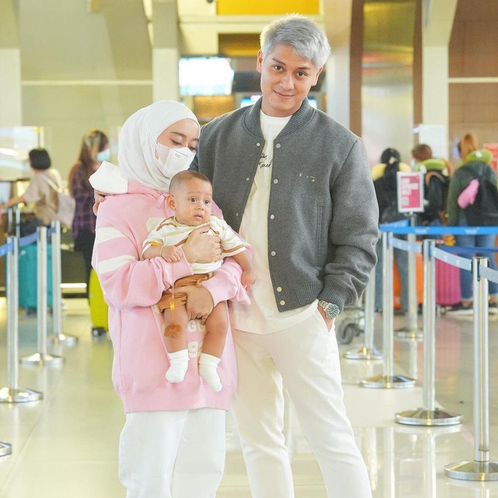 <p>Sayangnya, keseruan keduanya ini kurang lengkap tanpa kehadiran sang anak, Baby L. Meski begitu, Rizky Billar berjanji akan kembali membawa Baby L liburan bersama usai pulang dari Prancis. (Foto: Instagram: @rizkybillar)</p>