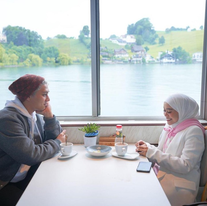 <p>Uniknya, Lesti dan Rizky Billar tidak memberitahu lokasi asli dari foto-foto mereka. Keduanya justru menyisipkan lokasi yang ada di Indonesia seperti Dago Atas, Summarecon Bekasi, hingga Banjir Kanal Timur. (Foto: Instagram: @rizkybillar)</p>