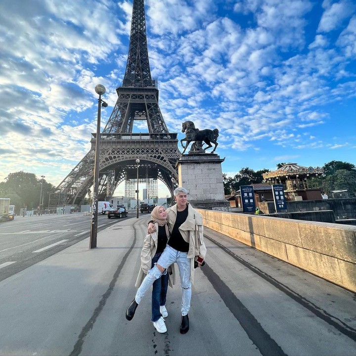 <p>Saat pergi ke Prancis, rasanya tak lengkap kalau tidak befoto di depan Menara Eiffel ya, Bunda? Rizky Billar dan Lesti juga enggak mau melewatkan kesempatan ini. (Foto: Instagram: @rizkybillar)</p>