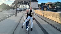 <p>Saat pergi ke Prancis, rasanya tak lengkap kalau tidak befoto di depan Menara Eiffel ya, Bunda? Rizky Billar dan Lesti juga enggak mau melewatkan kesempatan ini. (Foto: Instagram: @rizkybillar)</p>