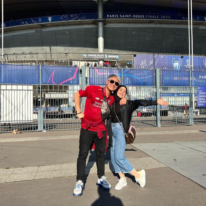 <p>Selain berlibur, Rizky Billar juga menyempatkan diri untuk menyaksikan pertandingan klub Liverpool melawan Real Madrid di Paris Saint-Denis. (Foto: Instagram: @rizkybillar)</p>