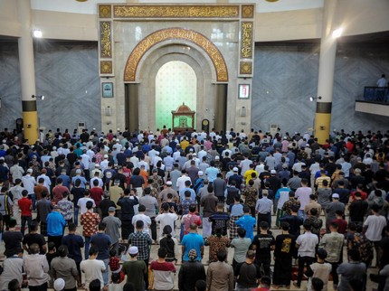 7 Potret Masyarakat Salat Gaib hingga Doa Bersama untuk Eril Putra Ridwan Kamil