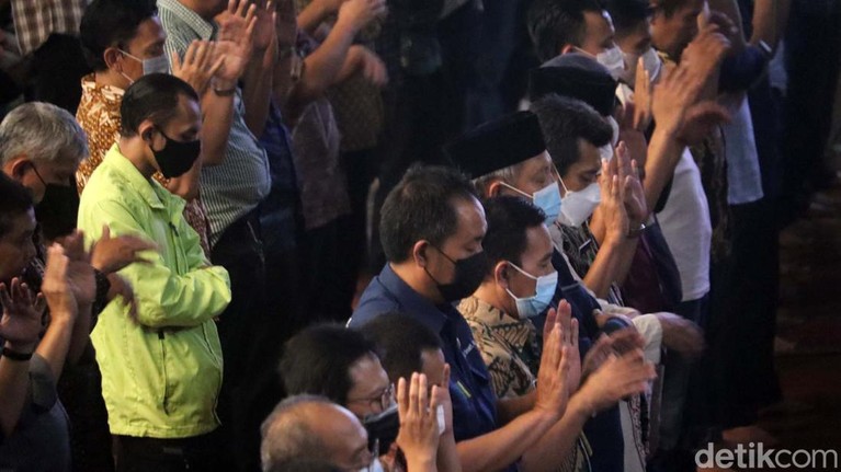 Ratusan ASN Pemkot Bandung gelar doa bersama dan salat gaib untuk anak Gubernur Jawa Barat Ridwan Kamil. Salat digelar di Masjid Al-Ukuwwah Kota Bandung.
