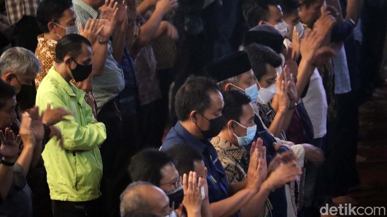 Ratusan ASN Pemkot Bandung Salat Gaib untuk Putra Ridwan Kamil Ratusan ASN Pemkot Bandung gelar doa bersama dan salat gaib untuk anak Gubernur Jawa Barat Ridwan Kamil. Salat digelar di Masjid Al-Ukuwwah Kota Bandung.