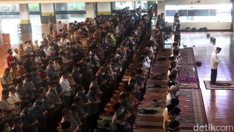 Ratusan ASN Pemkot Bandung Salat Gaib untuk Putra Ridwan Kamil Ratusan ASN Pemkot Bandung gelar doa bersama dan salat gaib untuk anak Gubernur Jawa Barat Ridwan Kamil. Salat digelar di Masjid Al-Ukuwwah Kota Bandung.