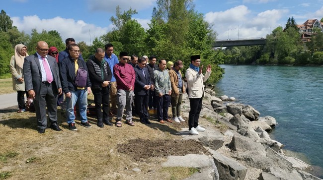 Gubernur Jabar Ridwan Kamil melepas kepergian anaknya Emmeril Kahn Mumtadz dengan melempar setangkai bunga berwarna pink ke aliran Sungai Aare dari tepian.