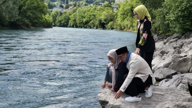 Ridwan Kamil kembali ke Bandung, Indonesia usai gelar salat gaib untuk Eril. Kang Emil meminta privasi jelang mulai berdinas Senin (6/6).