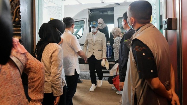 Keluarga Ridwan Kamil meminta diberikan waktu dan privasi untuk RK dan keluarga yang telah tiba di Bandung Jumat sore ini.