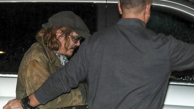 Johnny Depp diperkirakan menghabiskan lebih dari Rp908 juta di restoran India, Inggris usai menang dalam sidang lawan Amber Heard.
