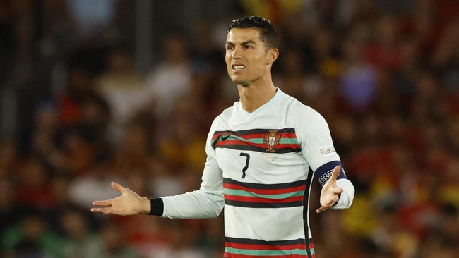 Bayern Munchen menetapkan syarat ketat untuk Barcelona dalam perburuan Robert Lewandowski dan menolak kemungkinan mendatangkan Cristiano Ronaldo.