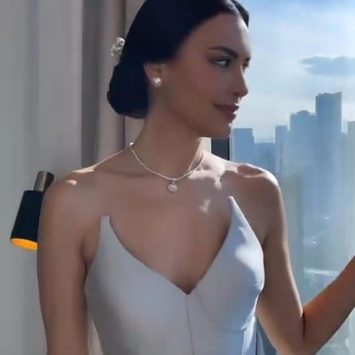 <p>Tubuh ramping Sophia dibalut gaun Strapless dengan belahan paha yang membuatnya terlihat begitu seksi. (Foto: Instagram @yeszhadjohair)<br /><br /><br /></p>