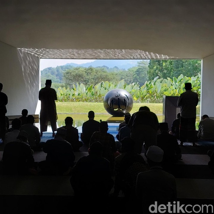<p>Salat gaib untuk Eril dilaksanakan di beberapa masjid dan berlangsung usai menunaikan salat Jumat.(Foto: Whisnu Pradana/detikJabar)</p>