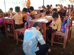 Sudah Dua Bulan Siswa SDN di Lumajang Ini Belajar di Tenda Darurat