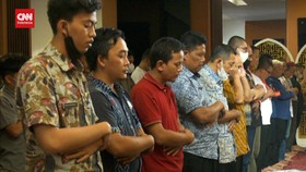 VIDEO: Ratusan Jemaah Laksanakan Solat Gaib Untuk Eril