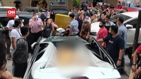 VIDEO: Jatuh dari Lantai 21 Gedung Apartemen, Wanita 51 Tahun Selamat