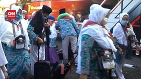 VIDEO: 355 Jemaah Calon Haji Kloter Pertama Tiba Di Embarkasi Solo
