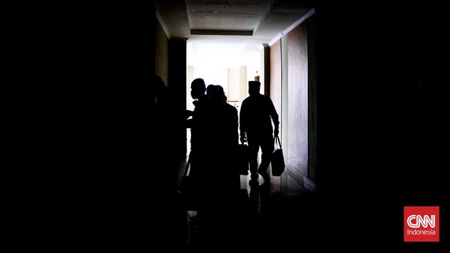 Seorang jemaah haji asal Tuban pulang ke hotel tanpa alas kaki hingga kaki melepuh lantaran diterpa terik cuaca 50 derajat celcius di tanah suci.