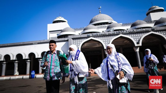 Para calon jemaah haji kloter I tahun 1444 H/2023 mulai masuk asrama haji pada hari ini sebelum diberangkatkan ke Arab Saudi besok.