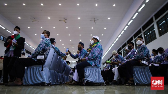 Setelah sempat terhalang pandemi covid-19, jemaah haji Indonesia akhirnya bisa berangkat ke tanah suci. Bahagia tak terkira terpancar di wajah mereka.