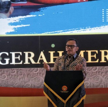 Wajibkan ASN Pakai Baju Produk Lokal, Begini OOTD Wali Kota Bogor Bima Arya
